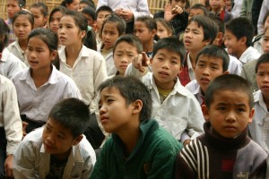 Phongsali計畫:教導學童如何在老舊武器四伏中避免危險校園巡迴講座